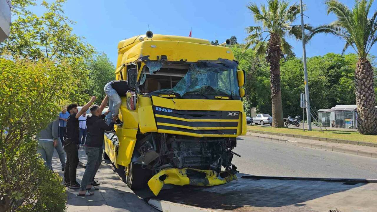 Zonguldak’ın Ereğli ilçesinde sabah saatlerinde meydana gelen trafik kazasında kontrolden