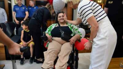 Adana’da doğuştan spina bifida hastalığı nedeniyle yürüyemeyen 28 yaşındaki Zozan’ın