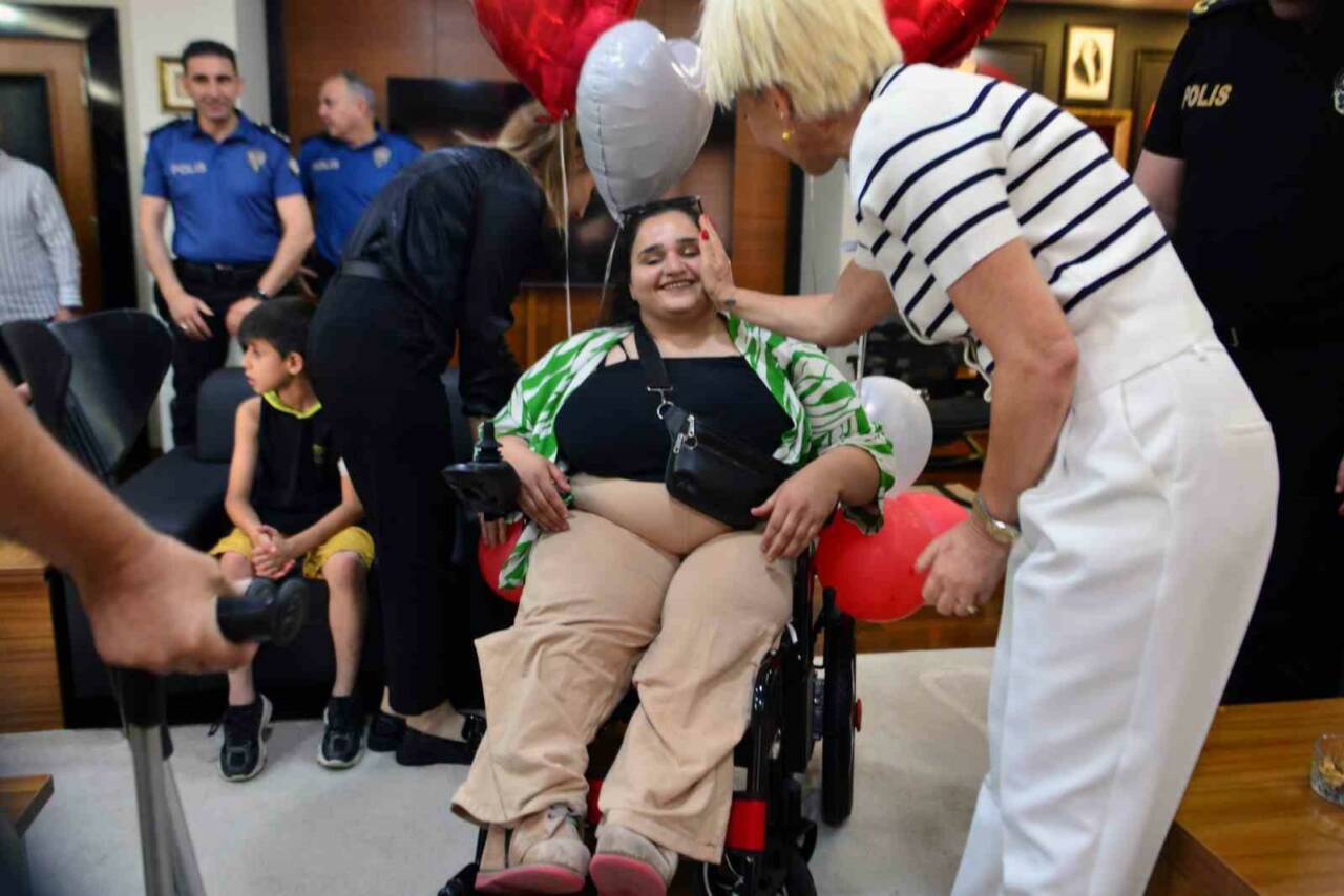 Adana’da doğuştan spina bifida hastalığı nedeniyle yürüyemeyen 28 yaşındaki Zozan’ın