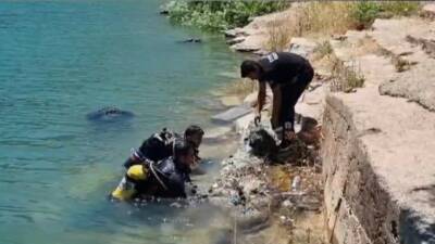 Diyarbakır’ın Eğil ilçesinde Dicle Baraj Gölü’nde çöp temizliği yapıldı. İtfaiye