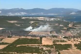 Aydın’ın Didim ilçesinde makilik alanda çıkan yangın havadan ve karadan