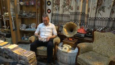 Kilis’te bir antikacı dükkanında sergilenen kaset ve plaklar, nostalji tutkunlarının