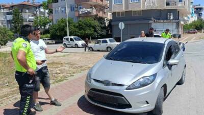 Manavgat’ta kavşakta otomobille çarpışan motosiklet sürücüsü hafif yaralandı. Güvenlik kameralarına