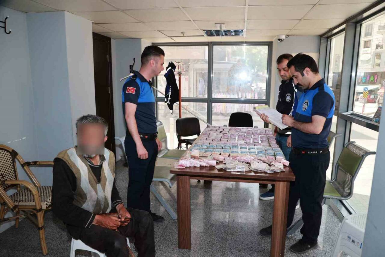 Kocaeli’de bayram öncesi vatandaşın duygularını sömürmeye çalışan dilenci yakalandı, üzerinden