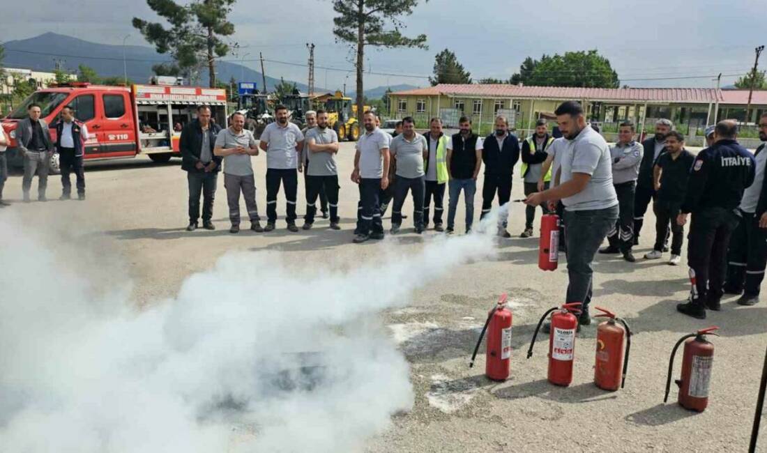Afyonkarahisar Dinar İlçe Özel İdaresi ekiplerine yangın eğitimi verildi. Özel