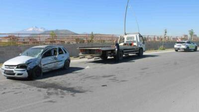 Kayseri’nin Melikgazi ilçesinde direğe çarpan otomobil sürücüsü ağır yaralandı. Edinilen
