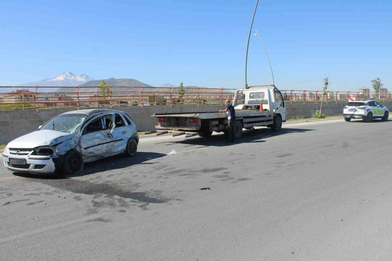 Kayseri’nin Melikgazi ilçesinde direğe çarpan otomobil sürücüsü ağır yaralandı. Edinilen