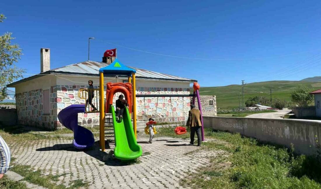 Ağrı’nın Diyadin ilçesine bağlı Boyalan köyünde depreme dayanaksız olduğu gerekçesiyle