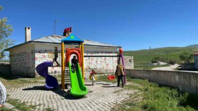 Ağrı’nın Diyadin ilçesine bağlı Boyalan köyünde depreme dayanaksız olduğu gerekçesiyle