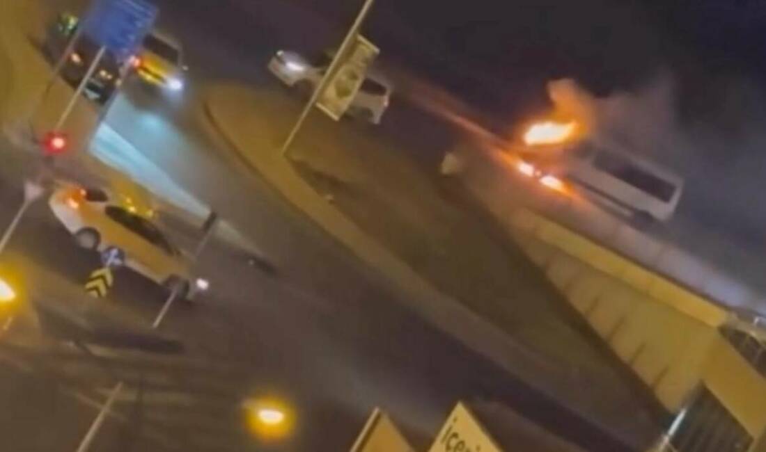 Diyarbakır’da şehir içi bir minibüsü alev alev yandı. Yanan minibüste