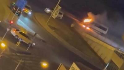 Diyarbakır’da şehir içi bir minibüsü alev alev yandı. Yanan minibüste