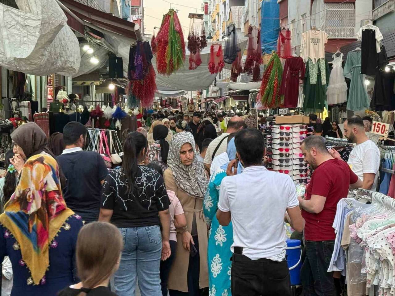 Diyarbakır’da Kurban Bayramı’na sayılı günler kala çarşı pazarda bayram yoğunluğu