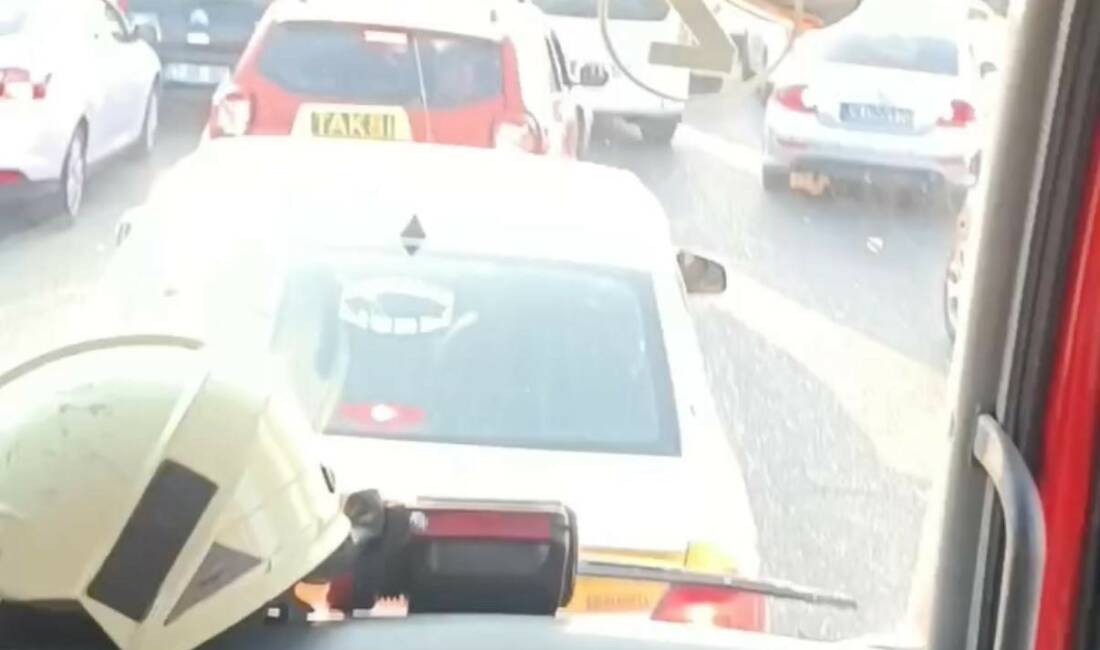 Diyarbakır’da itfaiye ekipleri, yoğun trafiğe takıldı. Sürücüler, yolu açacaklarına itfaiye