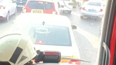 Diyarbakır’da itfaiye ekipleri, yoğun trafiğe takıldı. Sürücüler, yolu açacaklarına itfaiye