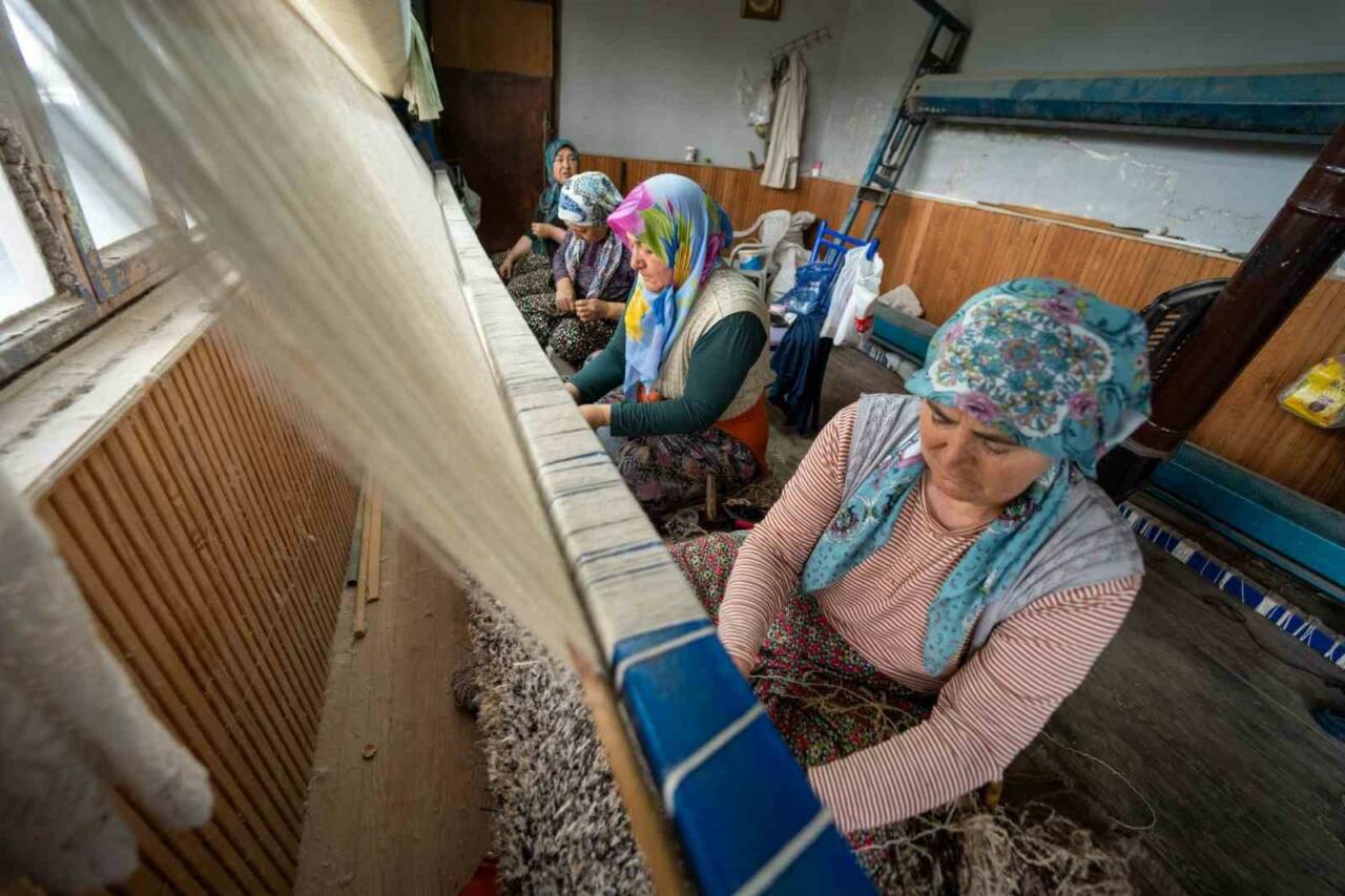 Manisa’nın Demirci ilçesinde dünyanın bir çok ülkesine ihraç edilen el
