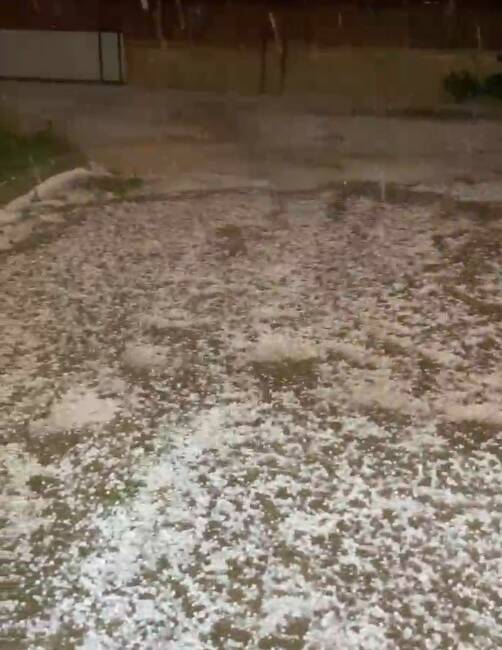 Gümüşhane’nin Kelkit ilçesinde aniden bastıran dolu yağışı, ilçeyi ve tarım