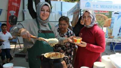 Amasya’nın Merzifon ilçesinin tescilli lezzeti keşkek, çömlekte tahta kaşıkla dövülerek