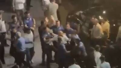 İstanbul Esenyurt’ta çocuklar, düğünde havaya atılan paraları alınca ortalık karıştı.