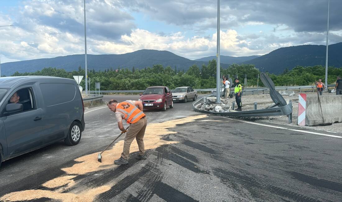 DÜZCE (AA) – Düzce’de bariyer ve beton bloklara çarpan tırın