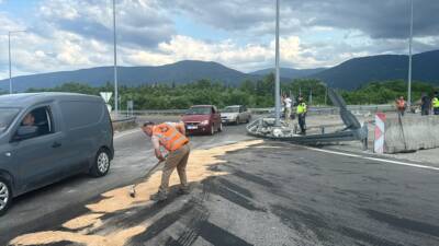 DÜZCE (AA) – Düzce’de bariyer ve beton bloklara çarpan tırın