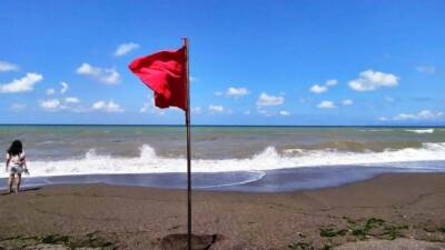Düzce’de, hava şartları sebebi ile denize girişler yasaklandı. Akçakoca Kaymakamlığı