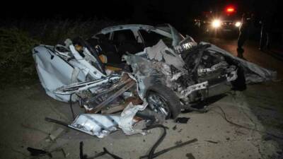 Edirne’de Hamzabeyli Sınır Kapısı yolunda tıra arkadan çarpan otomobil hurdaya