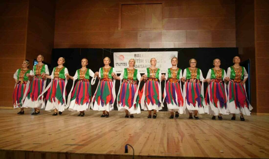 Edirne’de Türkiye, Yunanistan ve Bulgaristan’dan farklı yörelere ait halk oyunları