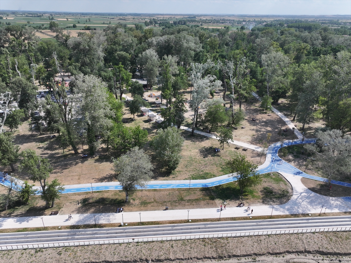 - Edirne'de TOKİ Başkanlığı tarafından Meriç Nehri kenarına yapılan ve
