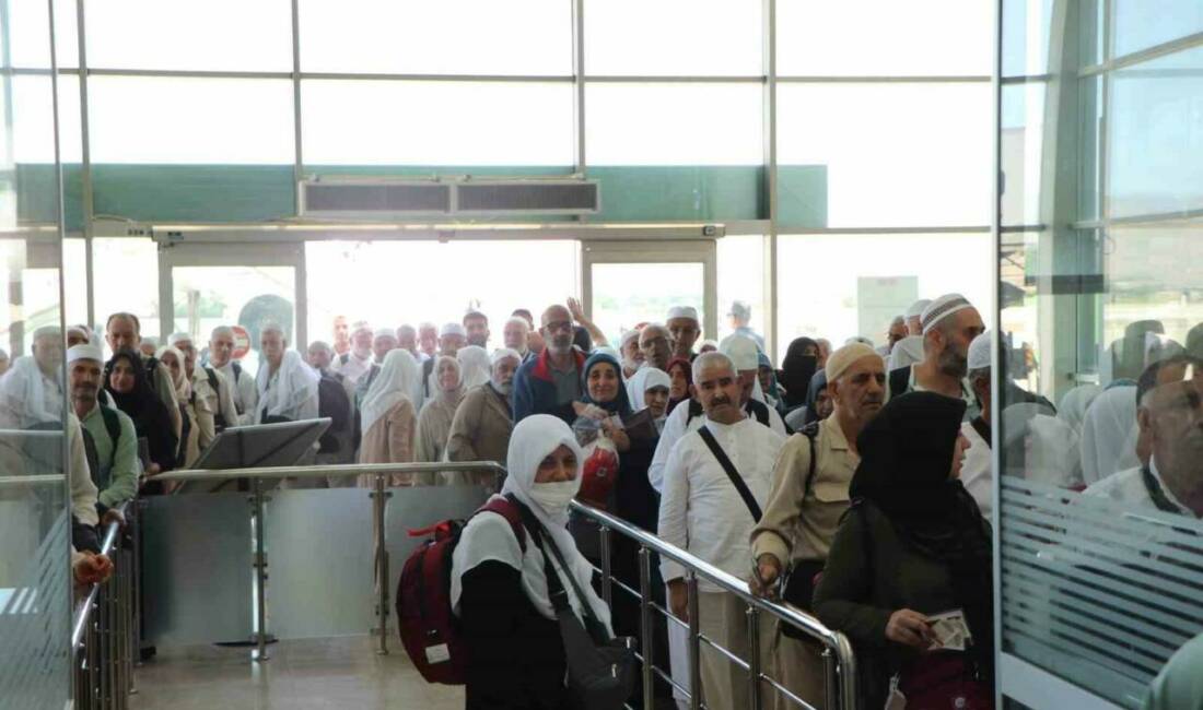 Elazığ’dan kutsal topraklara giderek hac ibadetini yerine getiren hacılar yurda