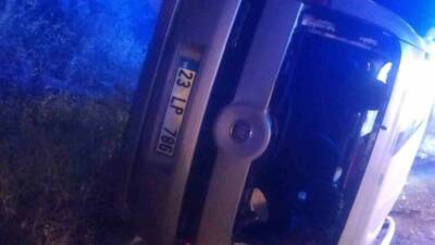 Elazığ’da sürücüsünün direksiyon hakimiyetini kaybettiği hafif ticari araç yan yattı.