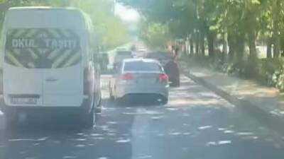 Elazığ’da makas atarak trafiği tehlikeye atan sürücü kameraya yansıdı. Olay,