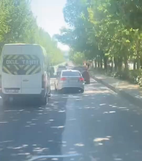 Elazığ’da makas atarak trafiği tehlikeye atan sürücü kameraya yansıdı. Olay,