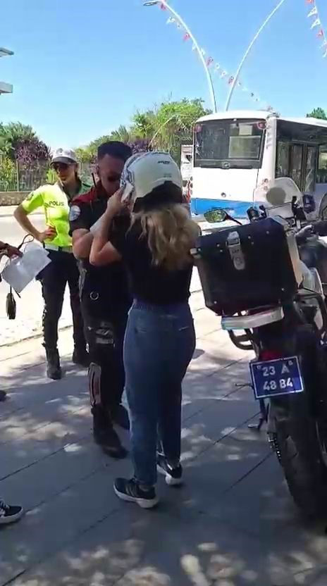 Elazığ’da YKS’nin ilk oturumu olan TYT heyecanı binlerce öğrencinin katılımıyla
