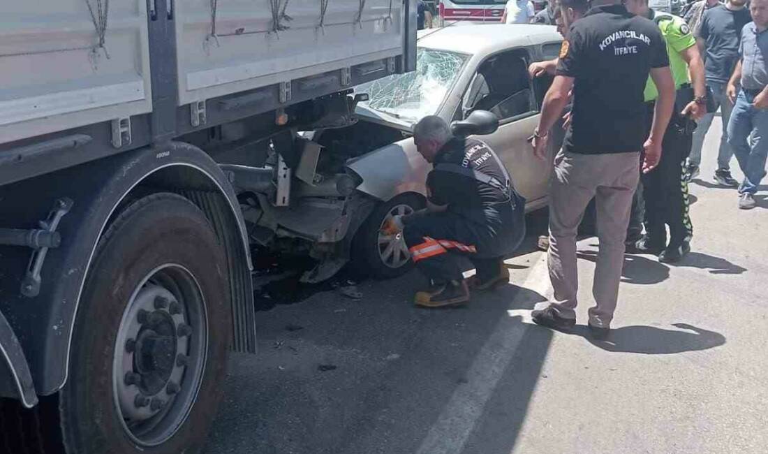 Elazığ’ın Kovancılar ilçesinde, otomobil ile tırın çarpışması sonucu meydana gelen