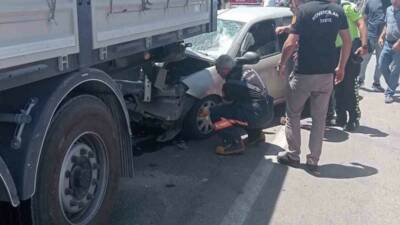 Elazığ’ın Kovancılar ilçesinde, otomobil ile tırın çarpışması sonucu meydana gelen