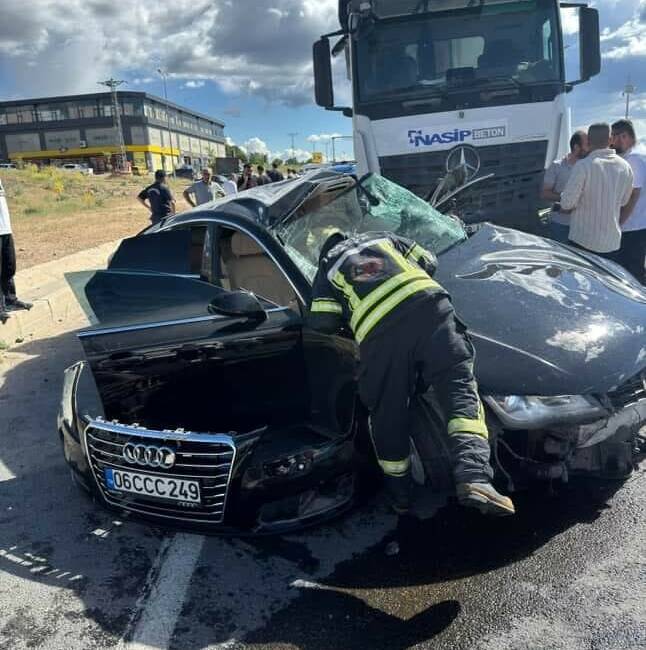 Elazığ’da kamyon ile otomobilin çarpışması sonucu meydana gelen kazada, 2