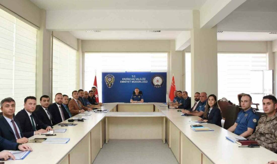 Erzincan İl Emniyet Müdürü Zafer Baybaba, birim amirleriyle toplantı gerçekleştirdi.