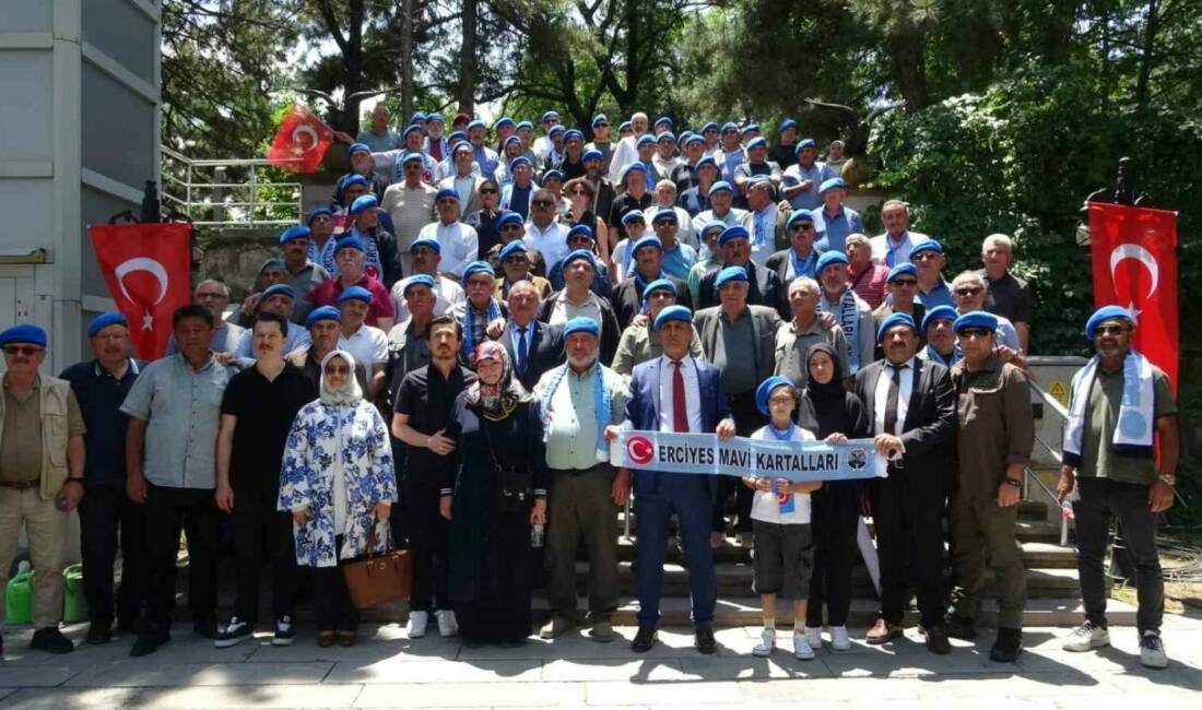 Erciyes Mavi Kartallar Derneği Başkanı Ercan Agan, dernek üyeleriyle birlikte