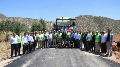 Siirt’in Eruh ilçesine bağlı Erenkaya-Dağdöşü grup köy yolunda başlatılan Bitümlü