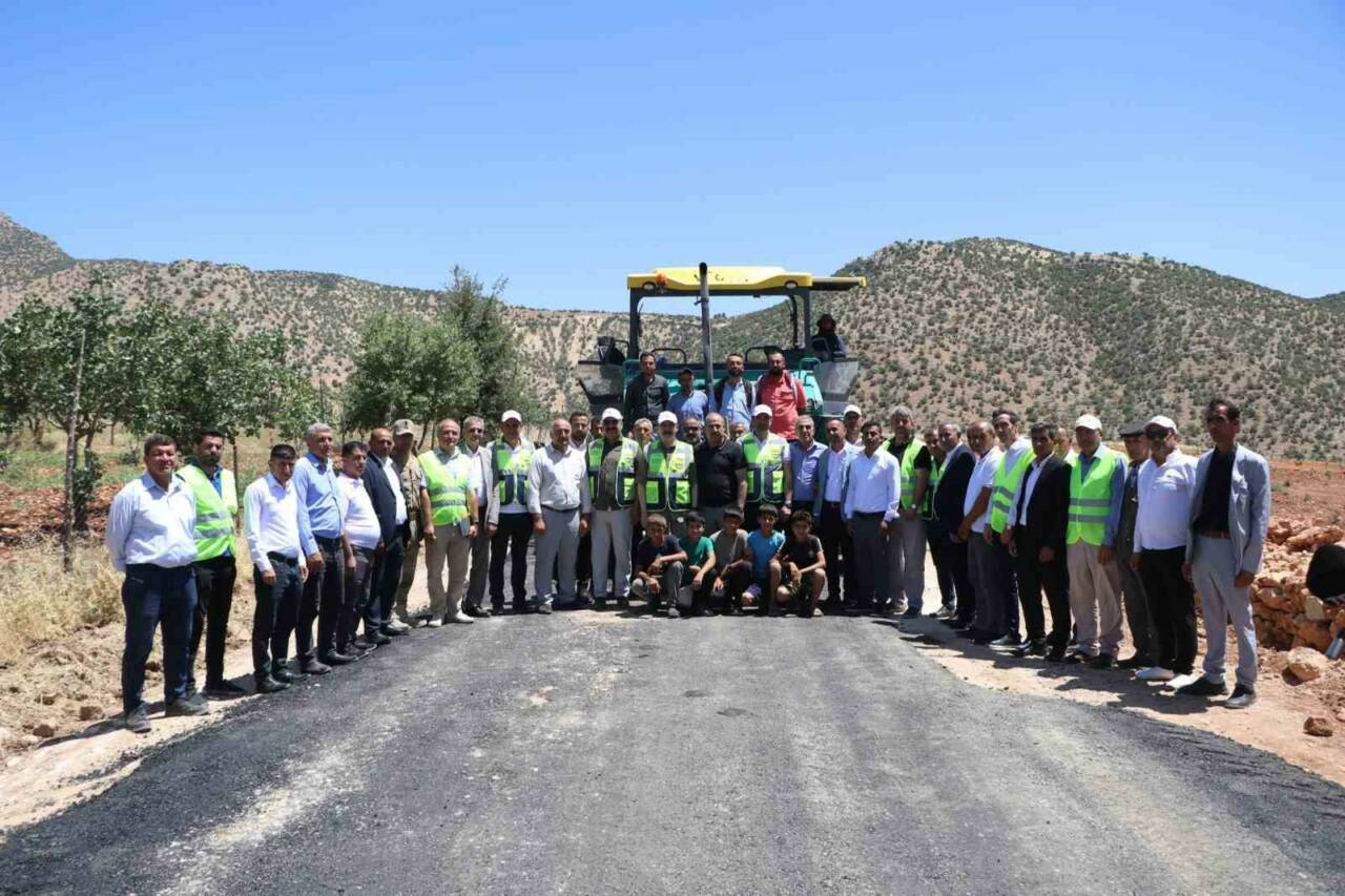 Siirt’in Eruh ilçesine bağlı Erenkaya-Dağdöşü grup köy yolunda başlatılan Bitümlü