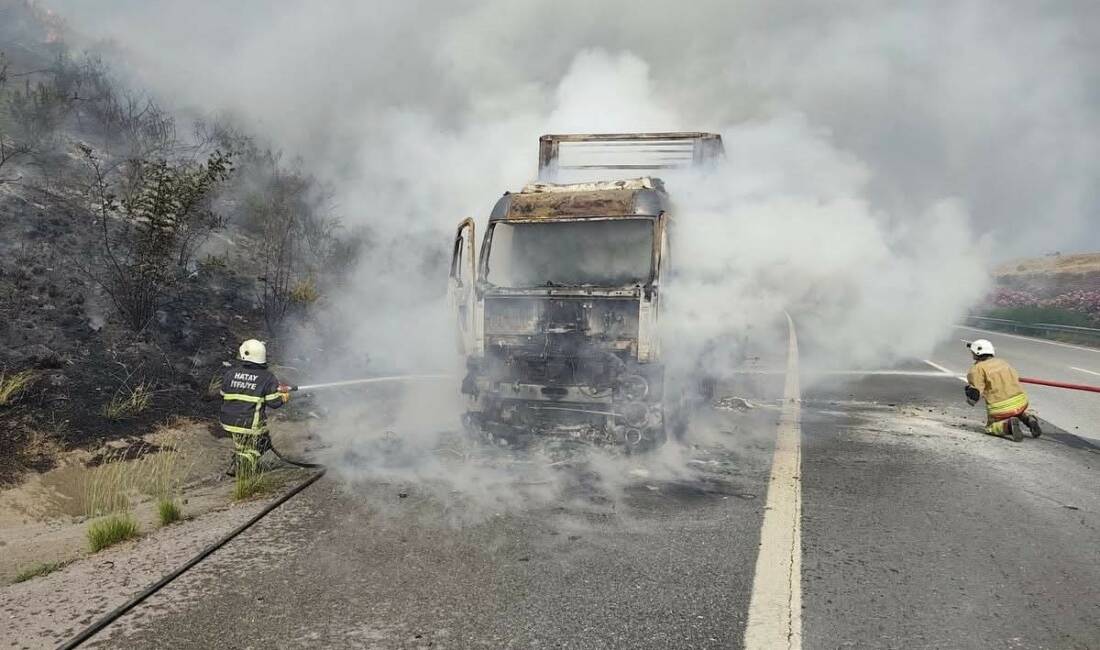 Hatay’da seyir halindeyken alevlere teslim olan tır yanarak kullanılmaz hale