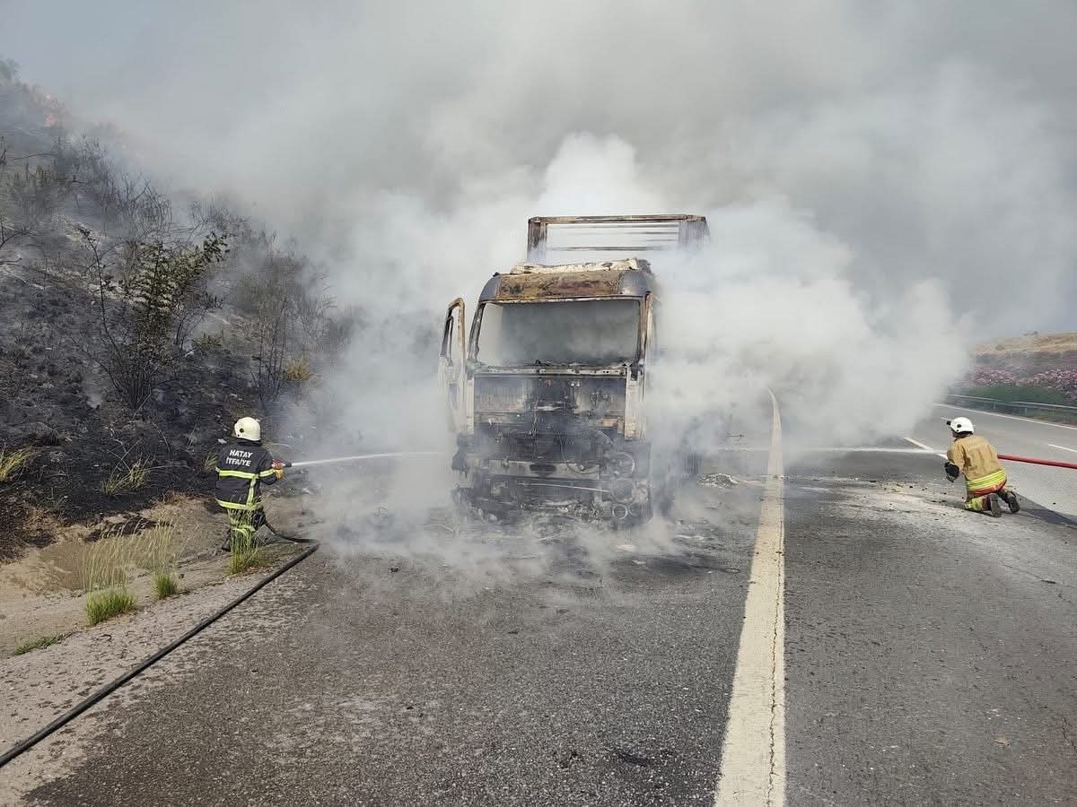 Hatay’da seyir halindeyken alevlere teslim olan tır yanarak kullanılmaz hale