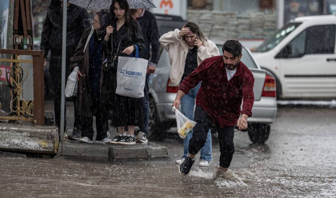 - Sağanak nedeniyle kent merkezindeki Fil Geçti ve Aziziye alt