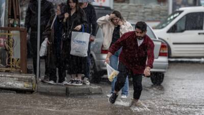 - Sağanak nedeniyle kent merkezindeki Fil Geçti ve Aziziye alt