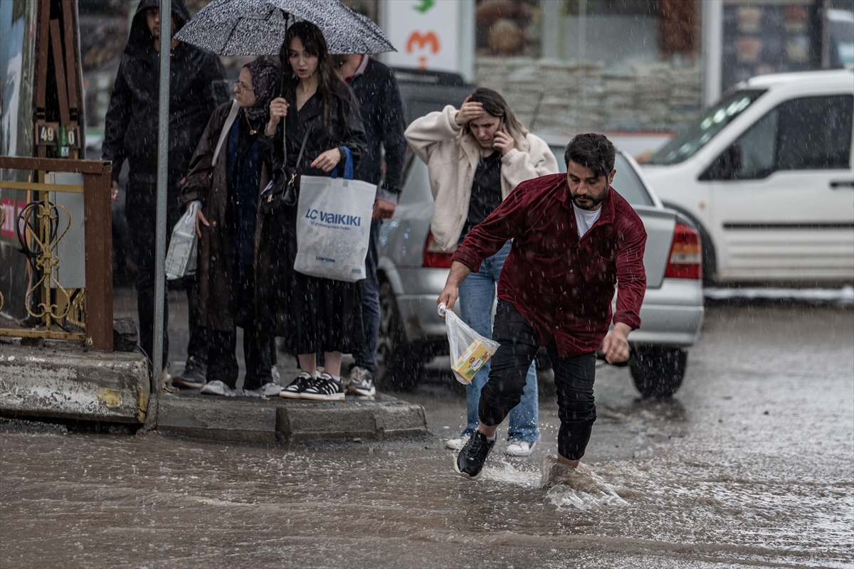 - Sağanak nedeniyle kent merkezindeki Fil Geçti ve Aziziye alt