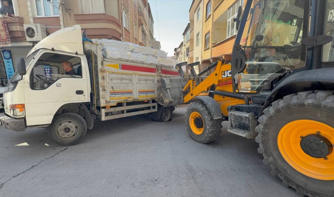 İSTANBUL (AA) – Esenler’de sol arka lastiği yolda oluşan çukura
