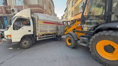 İSTANBUL (AA) – Esenler’de sol arka lastiği yolda oluşan çukura