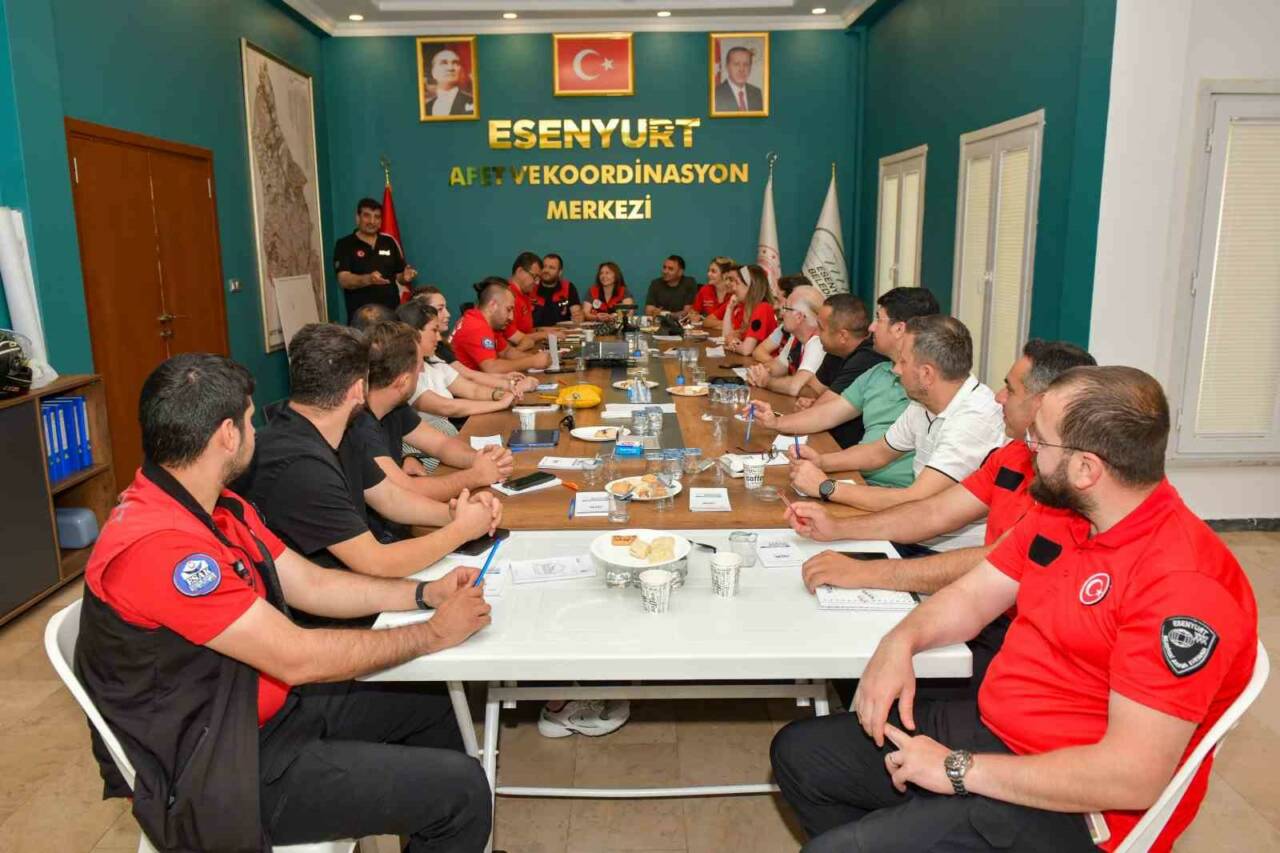 Esenyurt Belediyesi ev sahipliğinde düzenlenen Afet Bilinci Farkındalık Eğitmen Eğitimi