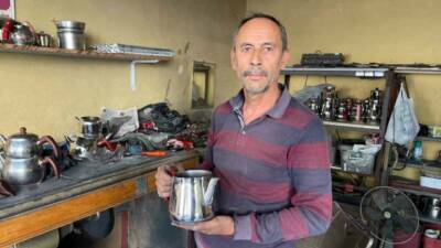 Osmaniye’de 45 yıldır eskiyen tencere, tava ve çaydanlık tamiri yapan