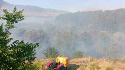 Eskişehir’in Sarıcakaya ilçesi ağaçlık alanda çıkan yangın, okul lojmanına sıçradı.